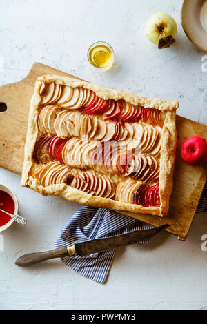 Apple Galette mit tahini Frangipane und Hibiskus Glasur. Herbst comfort food Konzept Stockfoto