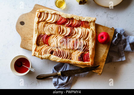 Apple Galette mit tahini Frangipane und Hibiskus Glasur. Herbst comfort food Konzept Stockfoto