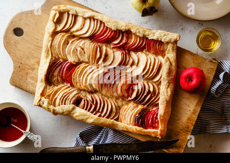 Apple Galette mit tahini Frangipane und Hibiskus Glasur. Herbst comfort food Konzept Stockfoto