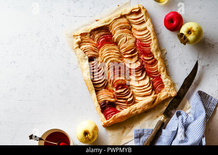 Apple Galette mit tahini Frangipane und Hibiskus Glasur. Herbst comfort food Konzept Stockfoto