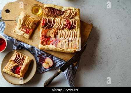 Apple Galette mit tahini Frangipane und Hibiskus Glasur. Herbst comfort food Konzept Stockfoto