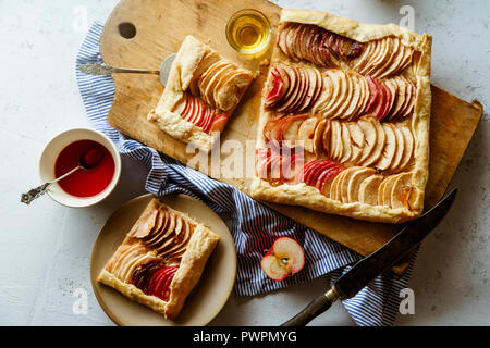 Apple Galette mit tahini Frangipane und Hibiskus Glasur. Herbst comfort food Konzept Stockfoto