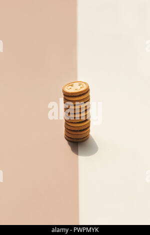 Runde walnuss Cookies auf ein Caramel farbigen Hintergrund. Stockfoto