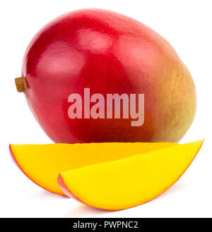 Mango Obst mit Mango Würfel und Schichten. Auf einem weißen Hintergrund. Stockfoto