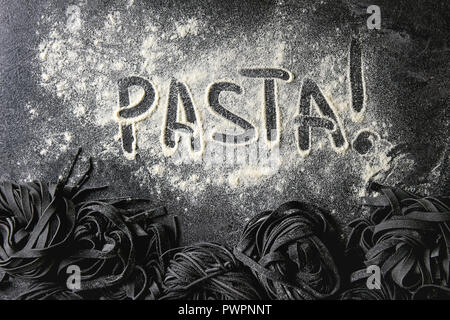 Vielzahl von italienischen hausgemachte Roh ungekocht Tintenfisch Tinte schwarz Pasta Spaghetti und Tagliatelle mit Grieß Mehl über schwarze Textur Hintergrund. Flach Stockfoto