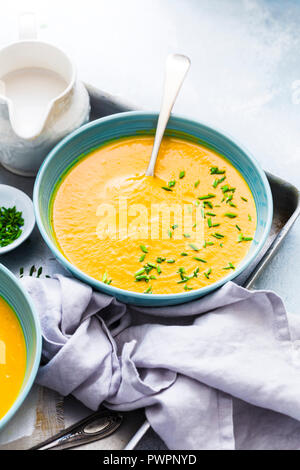 Möhren Ingwer Suppe, garniert mit Schnittlauch Stockfoto