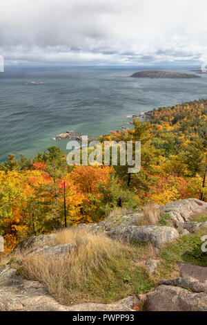 Ein Blick auf die Farben des Herbstes und Lake Superior von Sugarloaf Mountain in der Nähe von Marquette, Michigan Stockfoto