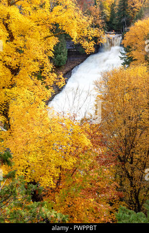 Lebendige, Herbst Farben umgeben Laughing Whitefish fällt in der Oberen Halbinsel von Michigan, in der Nähe von munising. Stockfoto