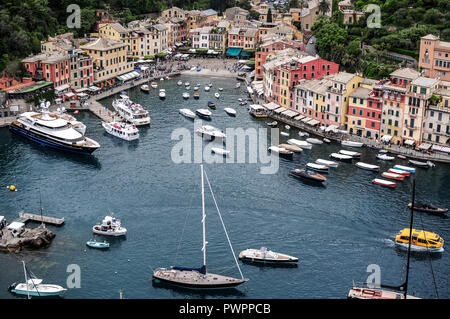 Blick auf den Hafen von Portofino vom Schloss Stockfoto