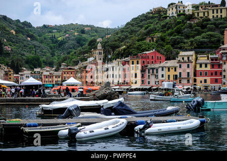 Ein Blick auf die Boote im Hafen von Portofino Stockfoto