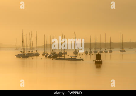 Die Sonne über dem Fluss Medway und seiner Schiffe auf dem Fluss Medway Stockfoto