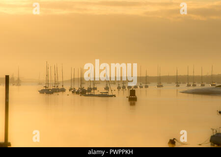 Die Sonne über dem Fluss Medway und seiner Schiffe auf dem Fluss Medway Stockfoto