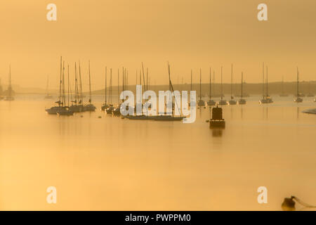 Die Sonne über dem Fluss Medway und seiner Schiffe auf dem Fluss Medway Stockfoto