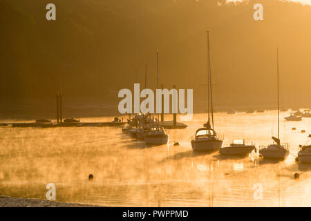 Die Sonne über dem Fluss Medway und seiner Schiffe auf dem Fluss Medway Stockfoto