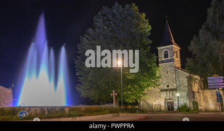 Saint Lary Soulan, Frankreich - 21 August 2018: Architektur Detail des Sainte Marie Kapelle bei Nacht an einem Sommertag Stockfoto