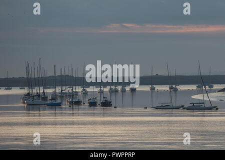 Die Sonne über dem Fluss Medway und seiner Schiffe auf dem Fluss Medway Stockfoto