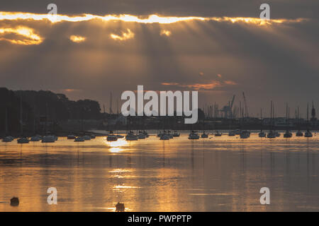 Die Sonne über dem Fluss Medway und seiner Schiffe auf dem Fluss Medway Stockfoto