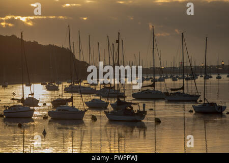 Die Sonne über dem Fluss Medway und seiner Schiffe auf dem Fluss Medway Stockfoto