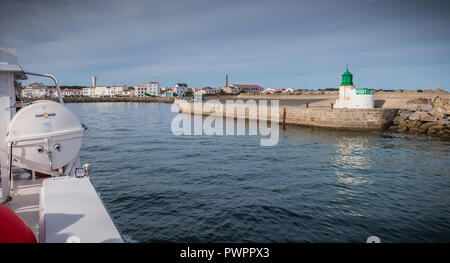Ile d Yeu, Frankreich - September 16, 2018: Blick auf die Brücke von der Fähre in den Hafen der Insel von Yeu, wo Reisende sitzen zu admir Stockfoto