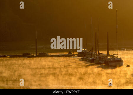 Die Sonne über dem Fluss Medway und seiner Schiffe auf dem Fluss Medway Stockfoto