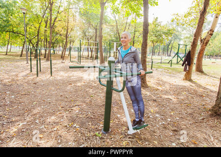 Fitness älterer Frau Übung im Fitnessbereich im Freien, Sportkleidung, sportliche Reife Frauen mit kurzen Haaren, gesunde Lebensweise. Stockfoto