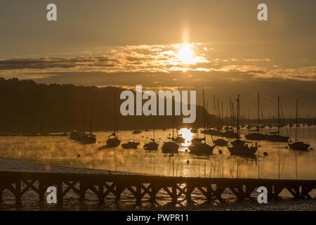 Die Sonne über dem Fluss Medway und seiner Schiffe auf dem Fluss Medway Stockfoto