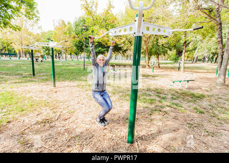 Fitness älterer Frau Übung im Fitnessbereich im Freien, Sportkleidung, sportliche Reife Frauen mit kurzen Haaren, gesunde Lebensweise. Stockfoto