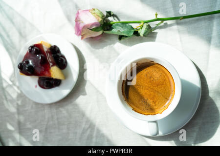 Eine Tasse Kaffee und hausgemachten blueberry Käse Kuchen auf dem Tisch Stockfoto