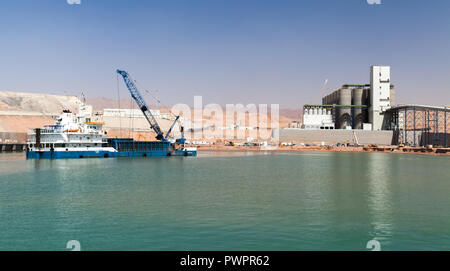 Aqaba, Jordanien - Mai 17, 2018: Baggerarbeiten im neuen Hafen von Aqaba, Jordanien. Blue Deck Frachtschiff Stockfoto