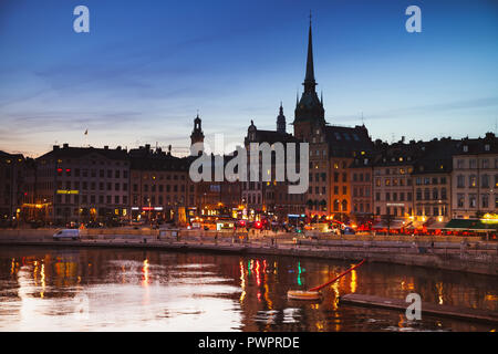 Stockholm, Schweden - 4. Mai 2016: Silhouette Stadtbild von Gamla Stan City District, central Stockholm mit Deutschen Kirchturm über Nacht Himmel Stockfoto