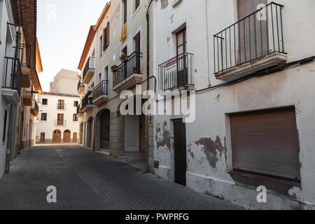 Calafell, Spanien - 15. August 2014: Blick auf die Straße mit alten Wohn häuser von Calafell Stadt, Katalonien, Spanien Stockfoto