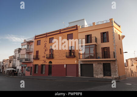 Calafell, Spanien - 15. August 2014: Blick auf die Straße von Messina ol Stadt, Katalonien, Spanien. Normale Leute im Restaurant Terrasse entspannen Stockfoto