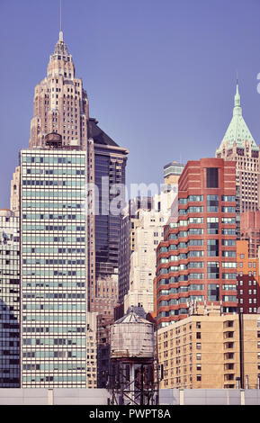 Wassertank unter den modernen Gebäude in Manhattan, Retro filmische Tonen angewendet, New York, USA. Stockfoto