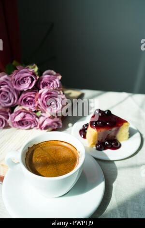 Eine Tasse Kaffee und hausgemachten blueberry Käse Kuchen auf dem Tisch Stockfoto