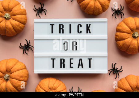 Trick oder Halloween lightbox Nachricht behandeln mit schwarzen scary Fledermäuse Stockfoto