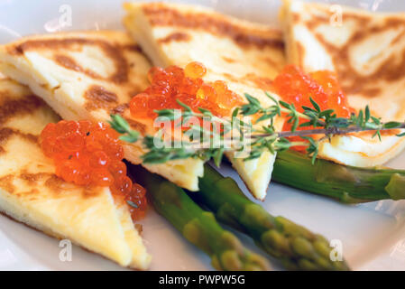 Geschnittenes Omelett mit rotem Kaviar Nahaufnahme Stockfoto