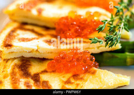 Geschnittenes Omelett mit rotem Kaviar Nahaufnahme Stockfoto