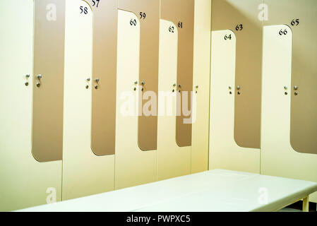 Holz- Schließfächer in Sporthalle Umkleide Stockfoto