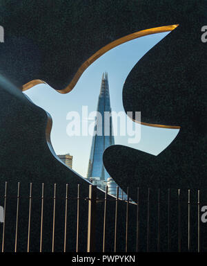 Memorial Skulptur an die Zivilisten, die in East London getötet und verletzt. Die Einsiedelei Memorial Riverside Garden London Stockfoto