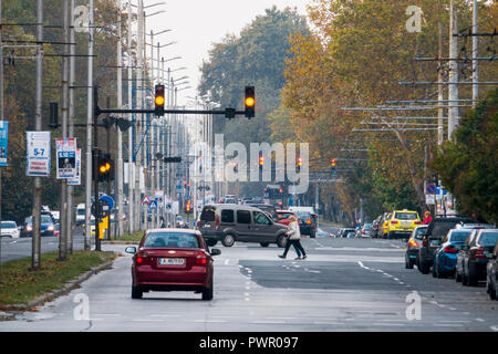 Verkehr und Fußgänger in Burgas, Bulgarien Stockfoto