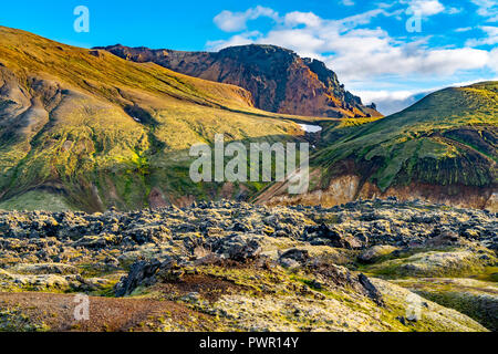 Landscape of mountain and rocky field in summer at Landmannalaugar in Highlands of Iceland Stockfoto