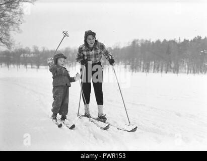 Winter in den 1940er Jahren. Schauspielerin Märta Torén, 1925-1957, an einem Wintertag Skifahren mit ihrem Sohn. Schweden 1940. Foto Kristoffersson Ref 198 A-2 Stockfoto