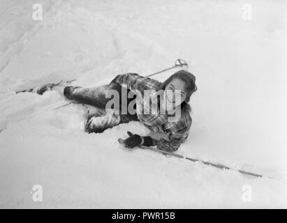 Winter in den 1940er Jahren. Schauspielerin Märta Torén, 1925-1957, auf einen Winter im Schnee. Sie nimmt eine Pause von der Langlauf in den Schnee. Schweden 1940. Foto Kristoffersson Ref 198 A-7 Stockfoto