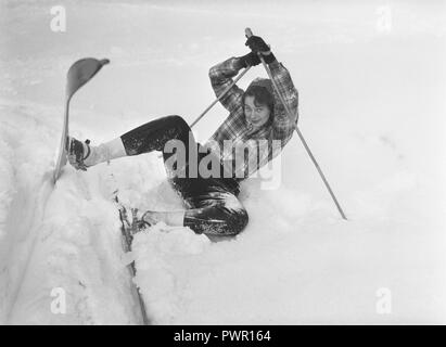 Winter in den 1940er Jahren. Schauspielerin Märta Torén, 1925-1957, auf einen Winter im Schnee. Sie hat gefallen und wird versuchen, auf dem skiis wieder zu erhalten. Schweden 1940. Foto Kristoffersson Ref 198 A-4 Stockfoto