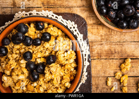 Frühstück Müsli mit Beeren Obst in einer Schüssel Draufsicht Stockfoto