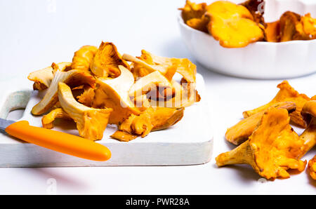 In Scheiben geschnittene goldene Pfifferling Pilz auf Schneidebrett Stockfoto