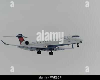 Quebec, Kanada. Ein Delta Airlines Airlines Bombardier CRJ-900LR nähern YUL Montreal-Pierre Elliott Trudeau International Airport in Dorval. Stockfoto