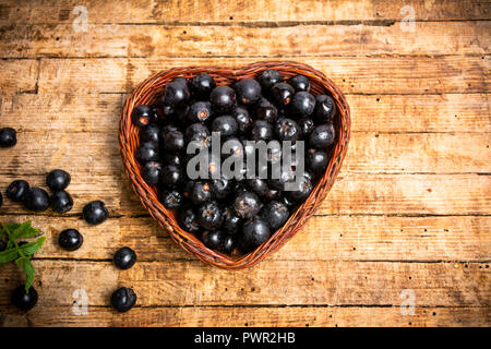 Aronia Beeren in eine Holzkiste, Ansicht von oben, gesundes Essen Stockfoto