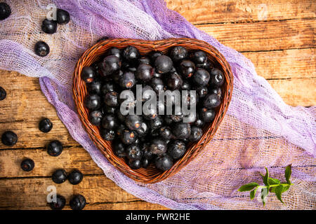 Aronia Beeren in eine Holzkiste, Ansicht von oben, gesundes Essen Stockfoto