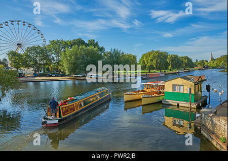 Stratford-upon-Avon, Warwickshire und Boote auf dem Fluss Avon, früh an einem herbstlichen Morgen. Stockfoto